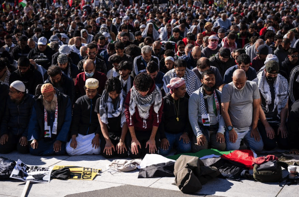 | Attendees of the National March on Washington Free Palestine on Nov 4 pause for prayer PHOTO BY DREW ANGERER VIA GETTY IMAGES | MR Online